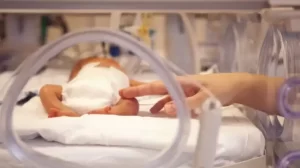 Bebés internados solos en Córdoba: quiénes son las mujeres que los abrazan cuando nadie puede acompañarlos