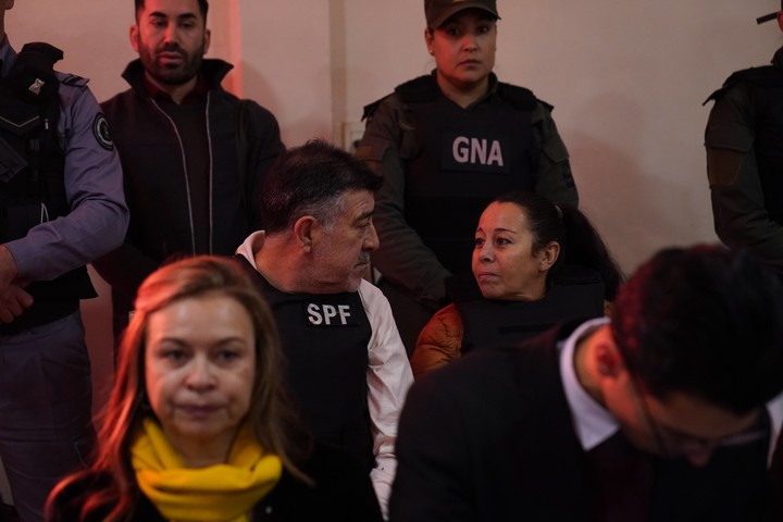 El capitán de navío Pérez y su esposa Caillava. Foto Fernando de la Orden / Enviado Especial