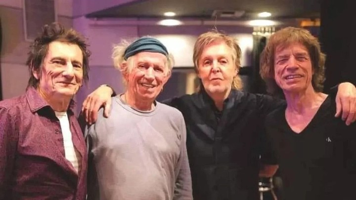 Ron Wood, Keith Richards, Paul McCartney y Mick Jagger. El Beatle puso su bajo en "Covered in you", uno de los temas de "Foreing Tongues", lo nuevo de los Rolling Stones.