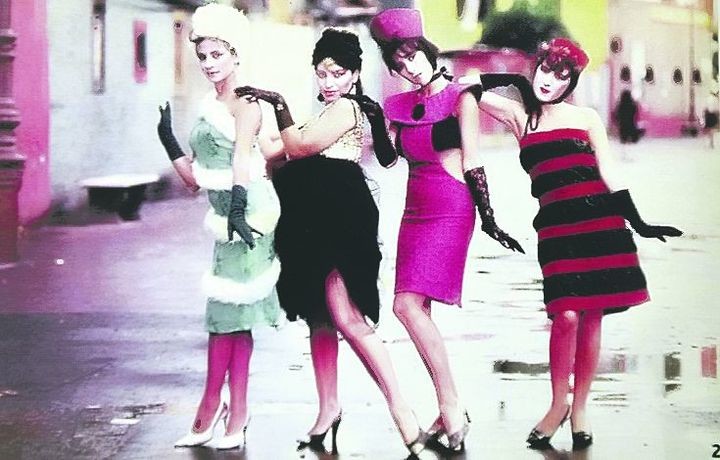 Viuda e hijas de Roque Enroll: Mavi Díaz es la de atuendo negro.