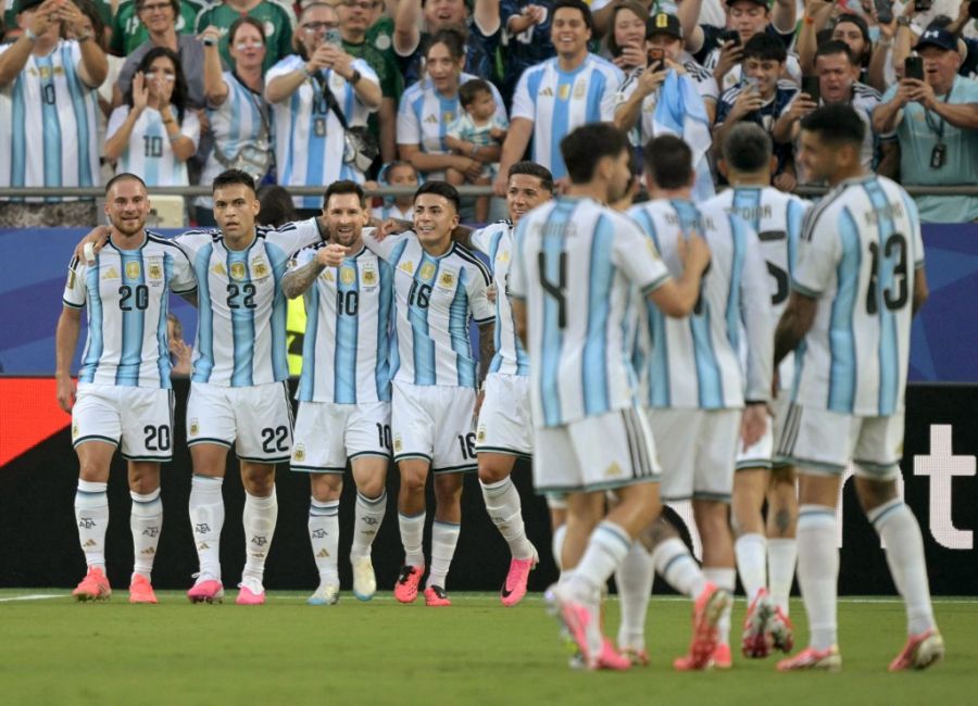 Lionel Messi con botines diferentes al resto