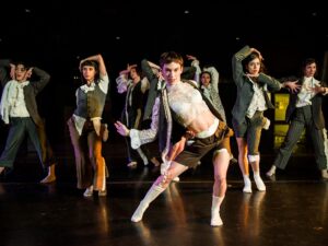 El hall del teatro San Martín se abre a la danza popular: dos obras gratuitas con creadoras que vienen del musical y los shows a gran escala