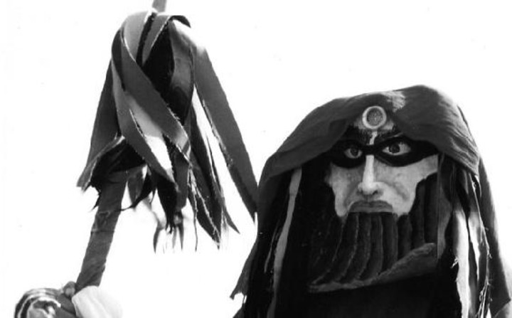 Una máscara diseñada por el Indio Solari para uno de los filmes pensados junto al "Negro" Beilinson, hermano de Skay. Foto: libro "Recuerdos que mienten un poco". 