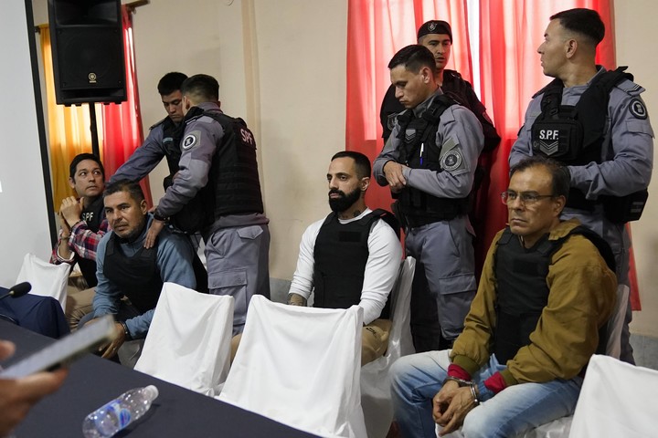Segundo día del juicio por el caso Loan: de izquierda a derecha, Bernardino Antonio Benítez, Walter Maciel, Nicolás Gabriel "El Americano" Soria y Daniel "Fierrito" Ramírez. Foto Fernando de la Orden / Enviado Especial.