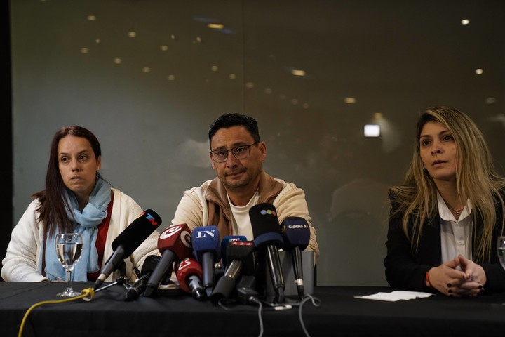 Conferencia de prensa de Gabriel Vega, el papá de Agostina, junto a su abogada (d). Foto: Fernando de la Orden / Archivo 