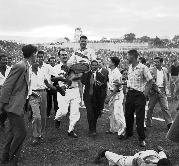 Joe Gaetjens es alzado en hombros en Estados Unidos vs Inglaterra, en el Mundial 1950. Foto: AP