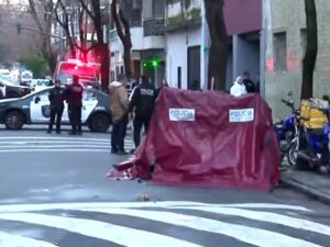 Mataron a puñaladas a un joven en San Cristóbal y detuvieron al hermano de la víctima: cuál es la principal hipótesis del crimen