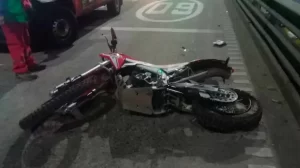 Murió un motociclista en la Autopista 9 de Julio y un auto involucrado en el hecho se dio a la fuga
