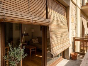 Sònia Hernández-Montaño, bioarquitecta: «En un piso con balcón, las cortinas de enrollar de madera actúan como colchón térmico para frenar la entrada del calor»