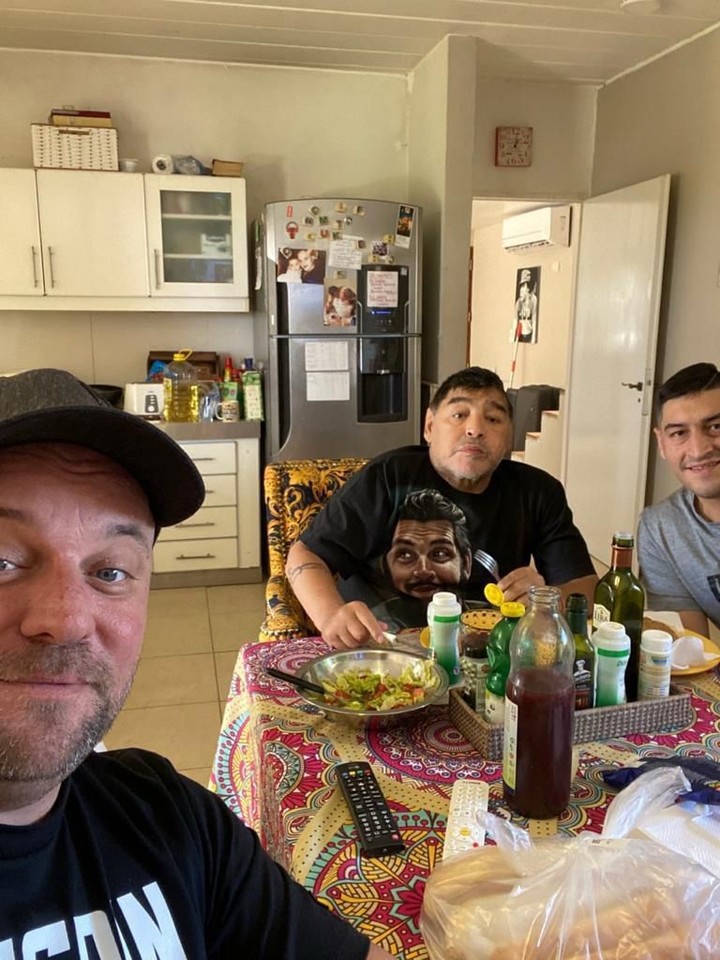 Maradona junto a su asistente, Maximiliano Pomargo, y su sobrino, Jonathan Espósito, el 20 de noviembre de 2020, cinco días antes de la muerte del Diez.