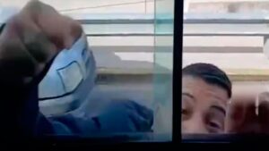 Un conductor golpeó a un colectivero tras una discusión de tránsito en La Matanza y todo quedó grabado