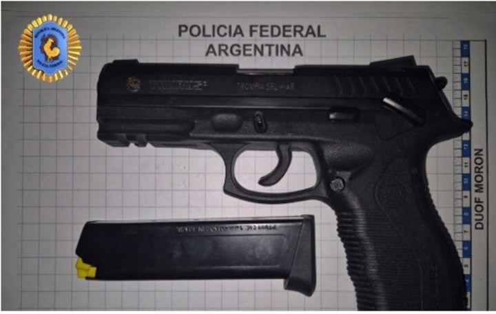 Una de las armas incautadas a los detenidos.