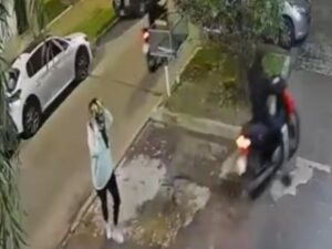 Una mujer utilizó un dispositivo de descargas eléctricas para evitar el robo de su moto: «Supongo que les habrá dolido»