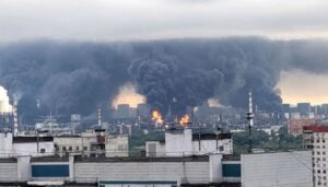 VIDEO. Alerta mundial: Ucrania golpea con un ataque masivo de drones a una refinería en pleno Moscú