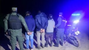 Detienen a una banda de cazadores furtivos con un yacaré muerto y armas de fuego