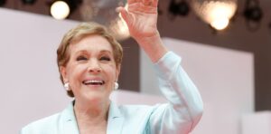La vida de Julie Andrews contada en primera persona, sin soltarles las manos a sus personajes de Mary Poppins y La novicia rebelde